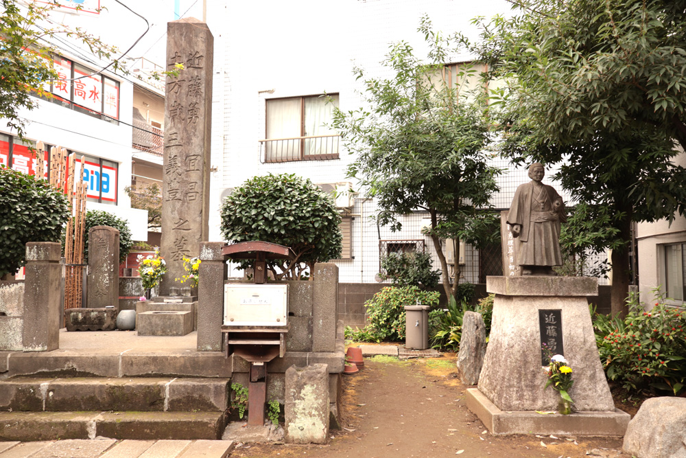 板橋駅前の近藤勇墓