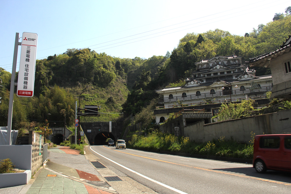 国道8号、城跡の下を通る佐和山トンネル
