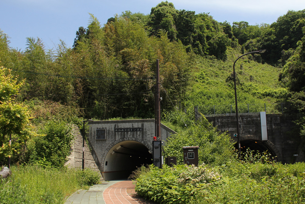 佐和山トンネル、左が歩行者用トンネル